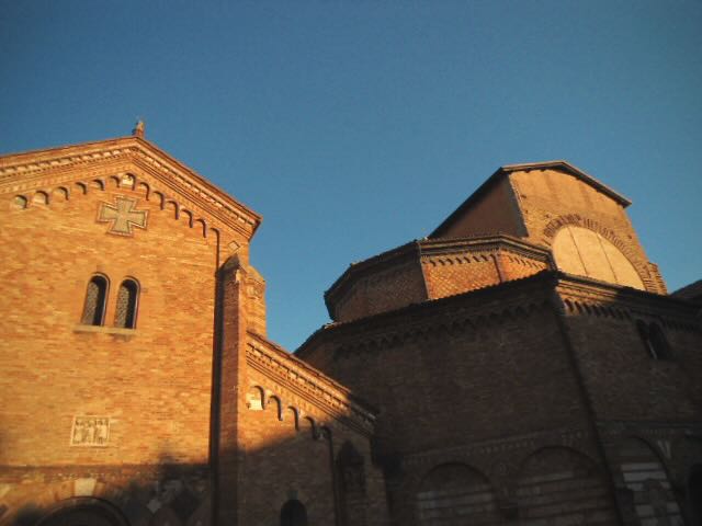 Ancienne église au crépuscule à Bologne en Italie