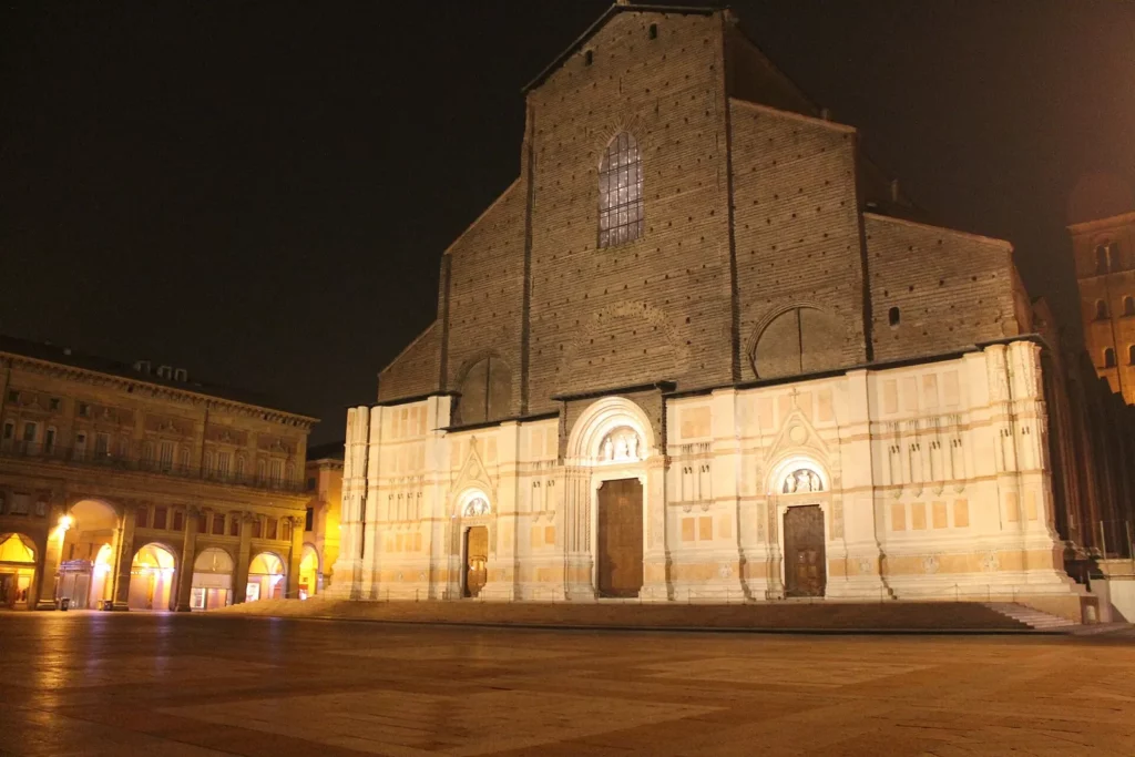 Piazza Maggiore et basilique San Petronio illuminées le soir à Bologne, premier jour de vacances en Italie