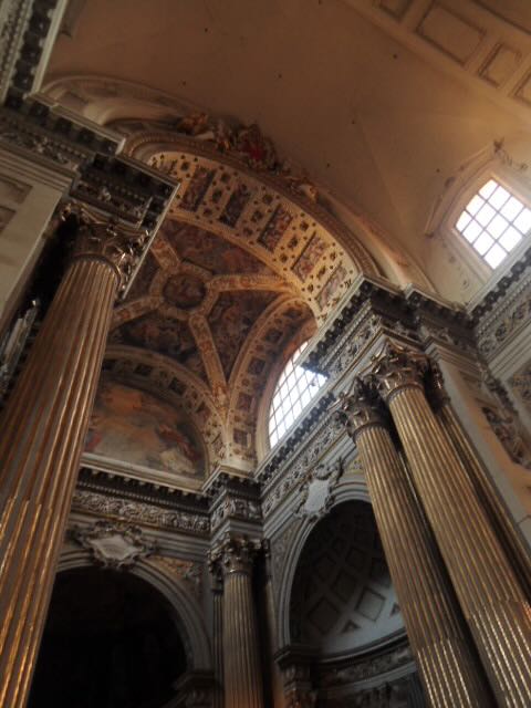 Architecture d'une église à Bologne en Italie