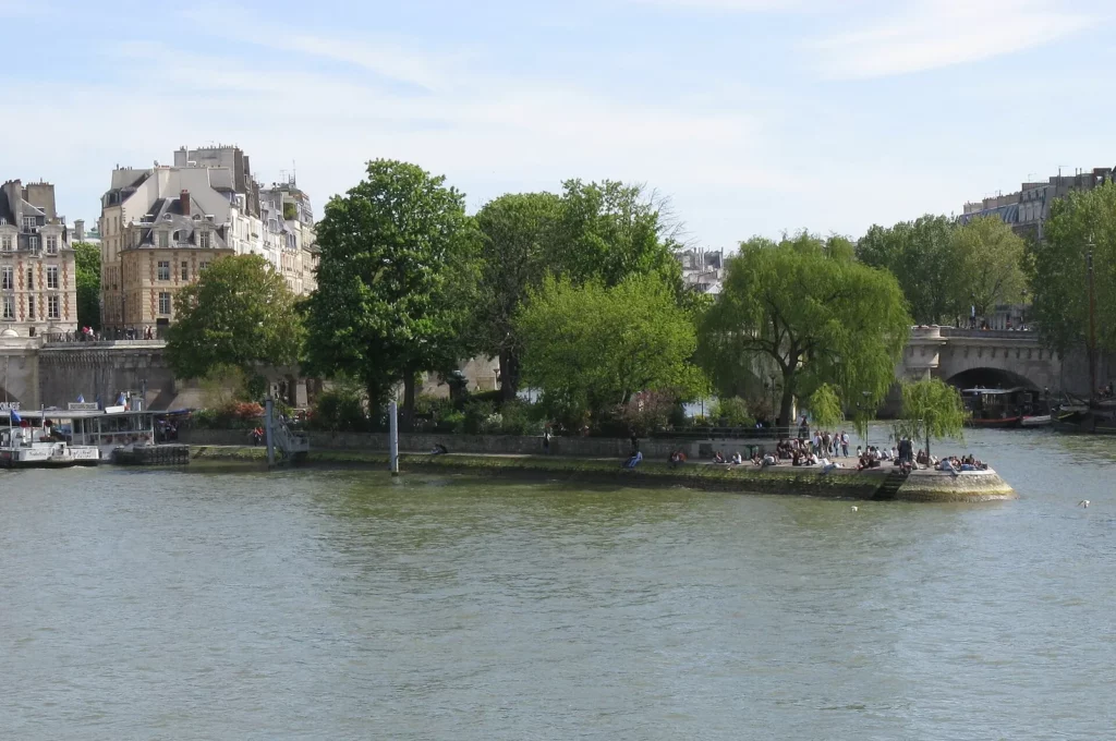 Square du Vert-Galant à la pointe de l'île de la Cité, saules et quais de Seine, coin romantique de Paris