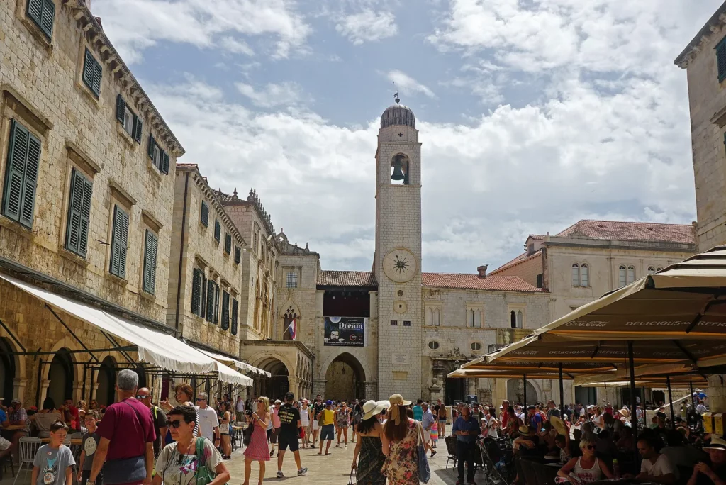 Foule de touristes sur le Stradun dans la vieille ville de Dubrovnik, symbole du surtourisme en Europe