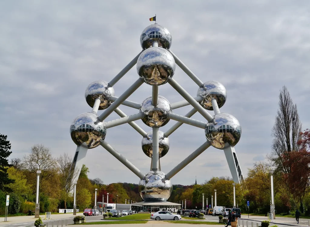 L'Atomium de Bruxelles et ses sphères d'acier brillant, monument incontournable d'un week-end dans la capitale