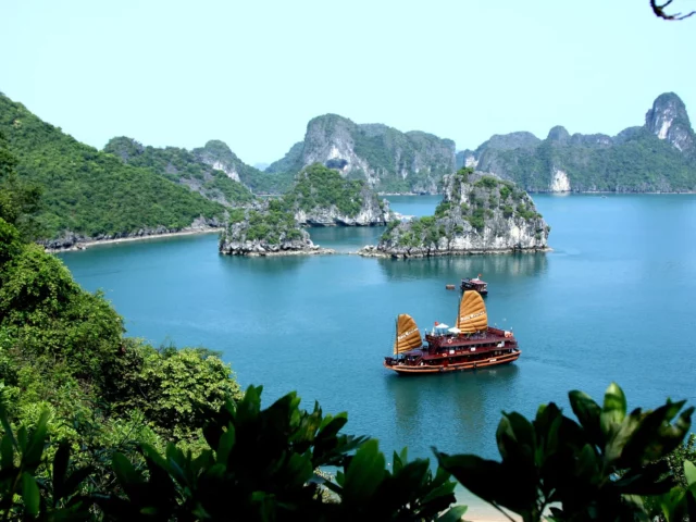 Pitons karstiques de la baie d’Halong et jonque traditionnelle, étape phare d’un voyage de 15 jours au Vietnam