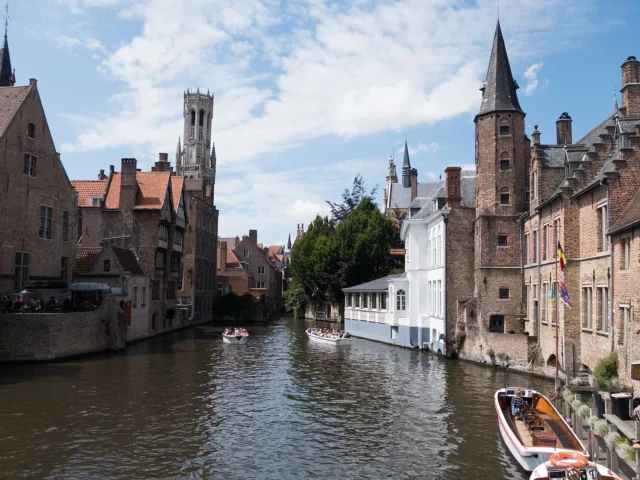 Canal du Rozenhoedkaai à Bruges en été, maisons de briques et beffroi, une pépite à visiter en Belgique en août