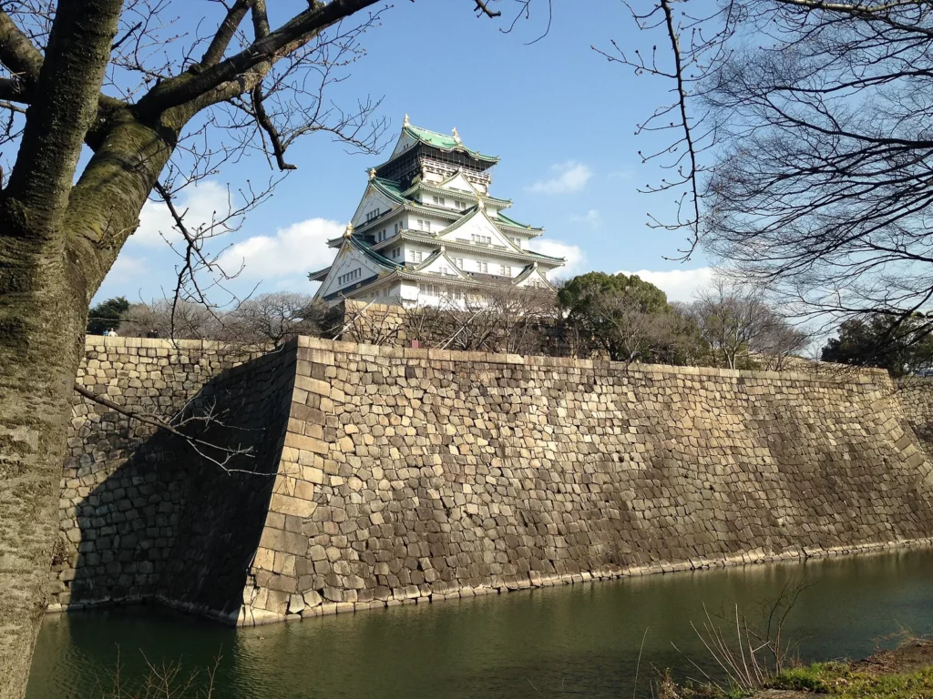 Donjon du château d'Osaka au-dessus de ses remparts de pierre et de ses douves, haut lieu historique du Japon