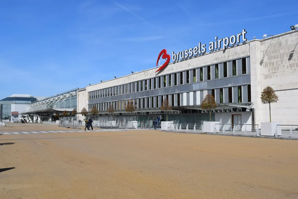 Façade du terminal de Brussels Airport à Zaventem sous le ciel bleu, point de départ pour fuir la grisaille belge en hiver