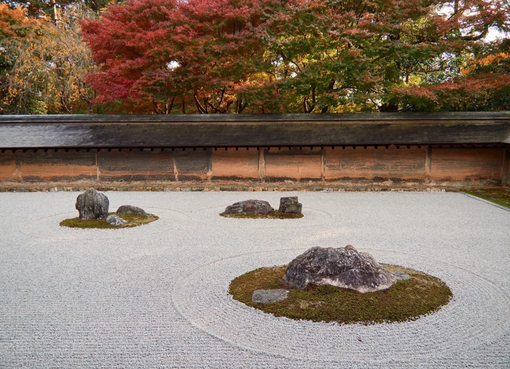 Jardin zen de pierres et gravier ratissé du temple Ryoan-ji à Kyoto, étape forte d'un itinéraire de 14 jours au Japon