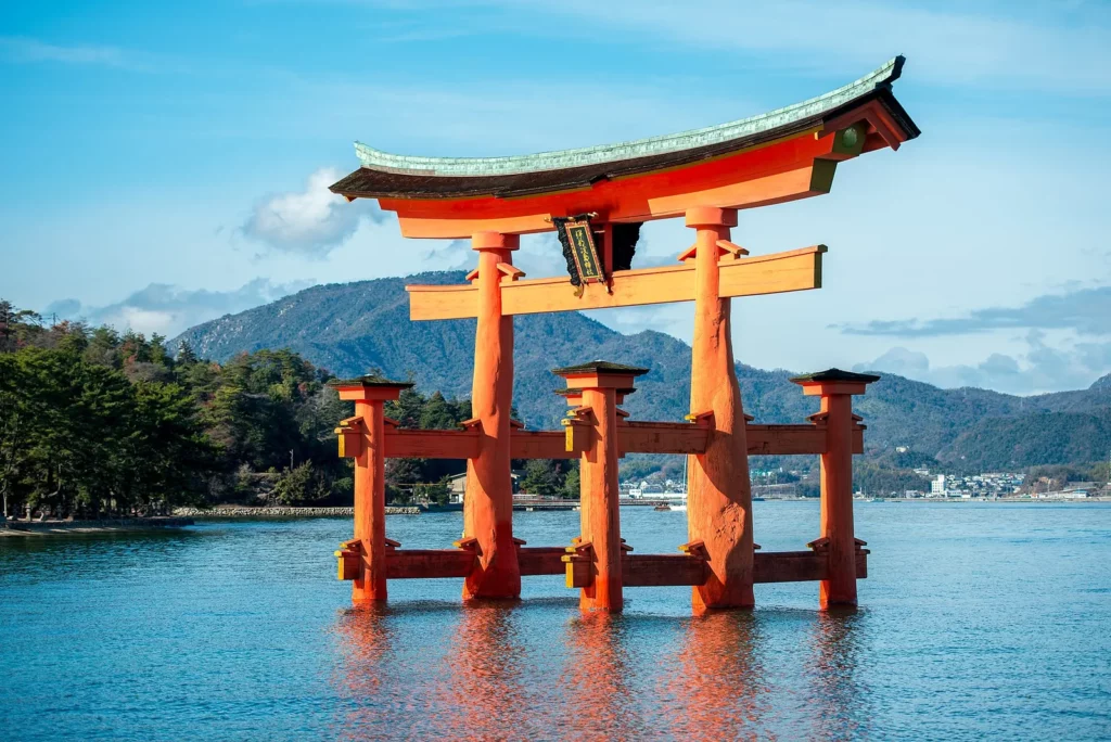 Grand torii vermillon du sanctuaire d'Itsukushima dans la mer à Miyajima, excursion phare depuis Hiroshima