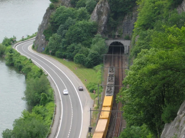 Train longeant la Meuse au tunnel de Godinne, sur la ligne Namur-Dinant, dans la vallée de la Meuse en Belgique