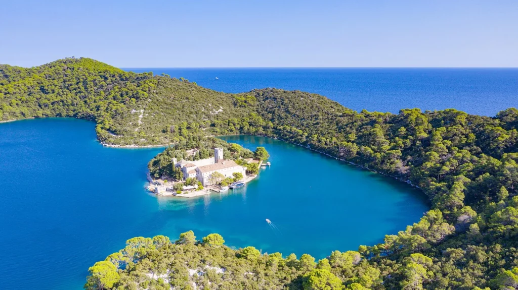 Îlot Sainte-Marie au milieu du Grand Lac du parc national de Mljet, île calme et authentique de Croatie