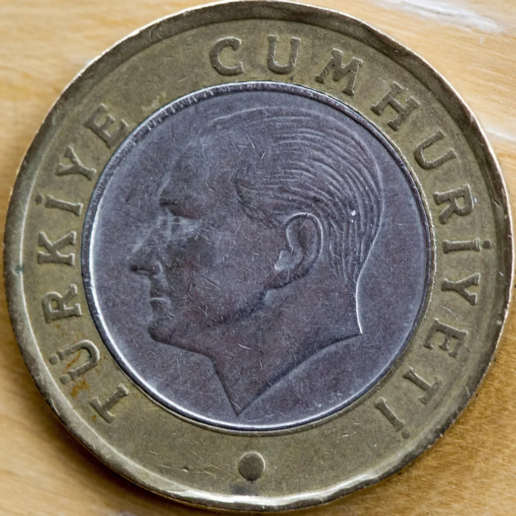 Pièce d'une livre turque à l'effigie d'Atatürk, la monnaie à privilégier pour payer sur place entre Istanbul et Cappadoce