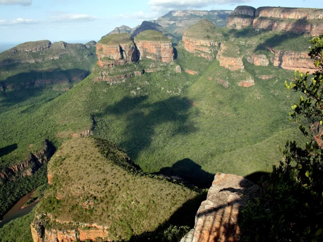 Les Three Rondavels dominant les gorges verdoyantes du Blyde River Canyon, dans le Mpumalanga en Afrique du Sud