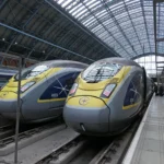 Deux Eurostar e320 à quai sous la verrière victorienne de la gare de St Pancras, à l'arrivée d'un weekend à Londres