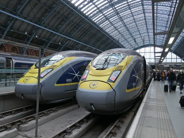 Deux Eurostar e320 à quai sous la verrière victorienne de la gare de St Pancras, à l'arrivée d'un weekend à Londres
