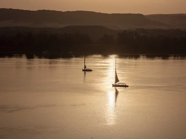 Felouques sur le Nil à Assouan au coucher du soleil, une étape douce d'un itinéraire de 10 jours en Égypte