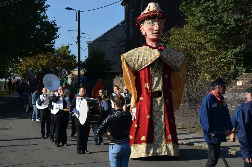 Géant porté avec sa fanfare au cortège de la Marsaude à Dampremy, près de Charleroi, folklore belge inscrit à l’UNESCO