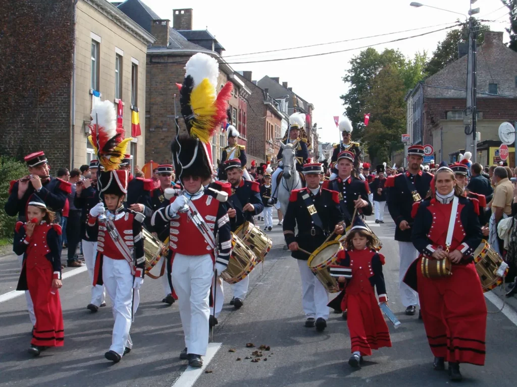 Marcheurs en uniforme du Premier Empire et tambours à la Marche Saint-Feuillen de Fosses-la-Ville, Entre-Sambre-et-Meuse