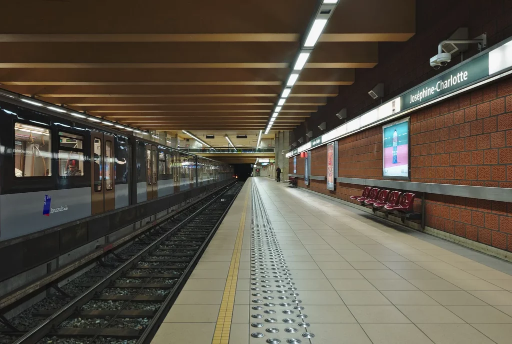 Rame à quai à la station Joséphine-Charlotte du métro STIB à Bruxelles, où l'on suit les horaires en direct sur smartphone