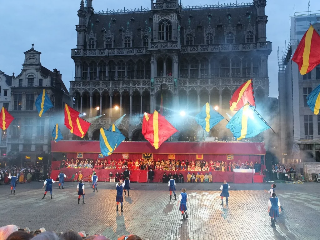 Lanceurs de drapeaux en costume Renaissance devant la Maison du Roi lors de l’Ommegang sur la Grand-Place de Bruxelles