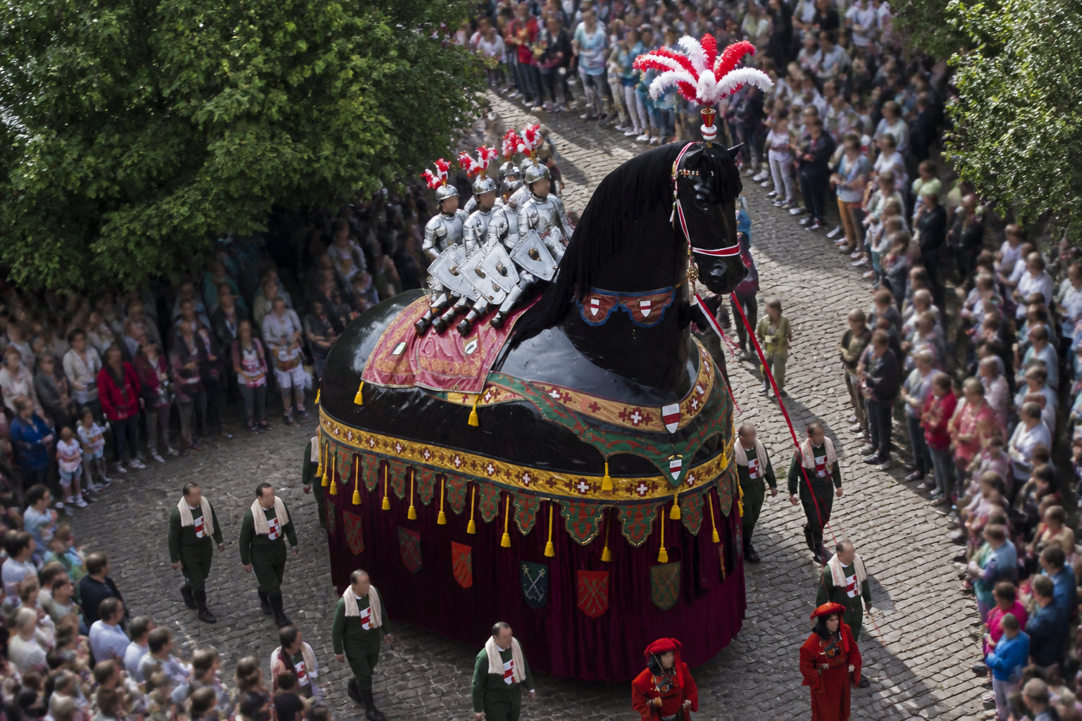 Folklore belge les 10 traditions à découvrir absolument 29 Le Ros Beiaard de Termonde et sa sortie rare