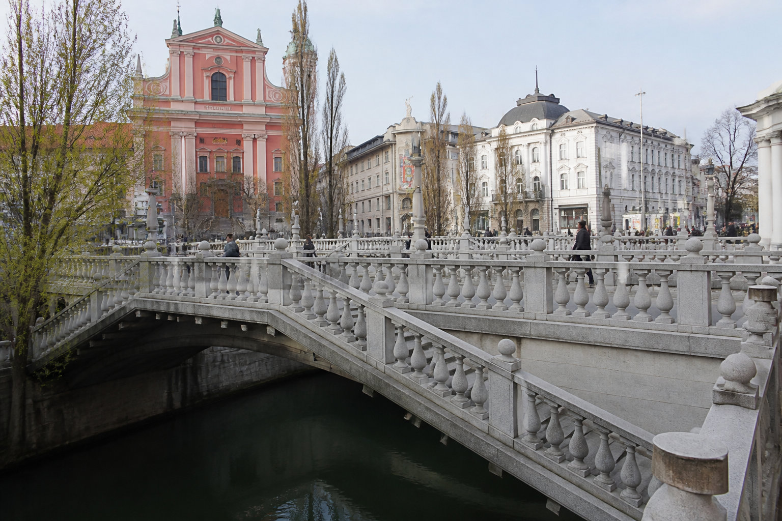 Ljubljana sans voiture : visiter la capitale slovène à pied et à vélo 16 4 monuments emblématiques à découvrir lors d'une balade à pied