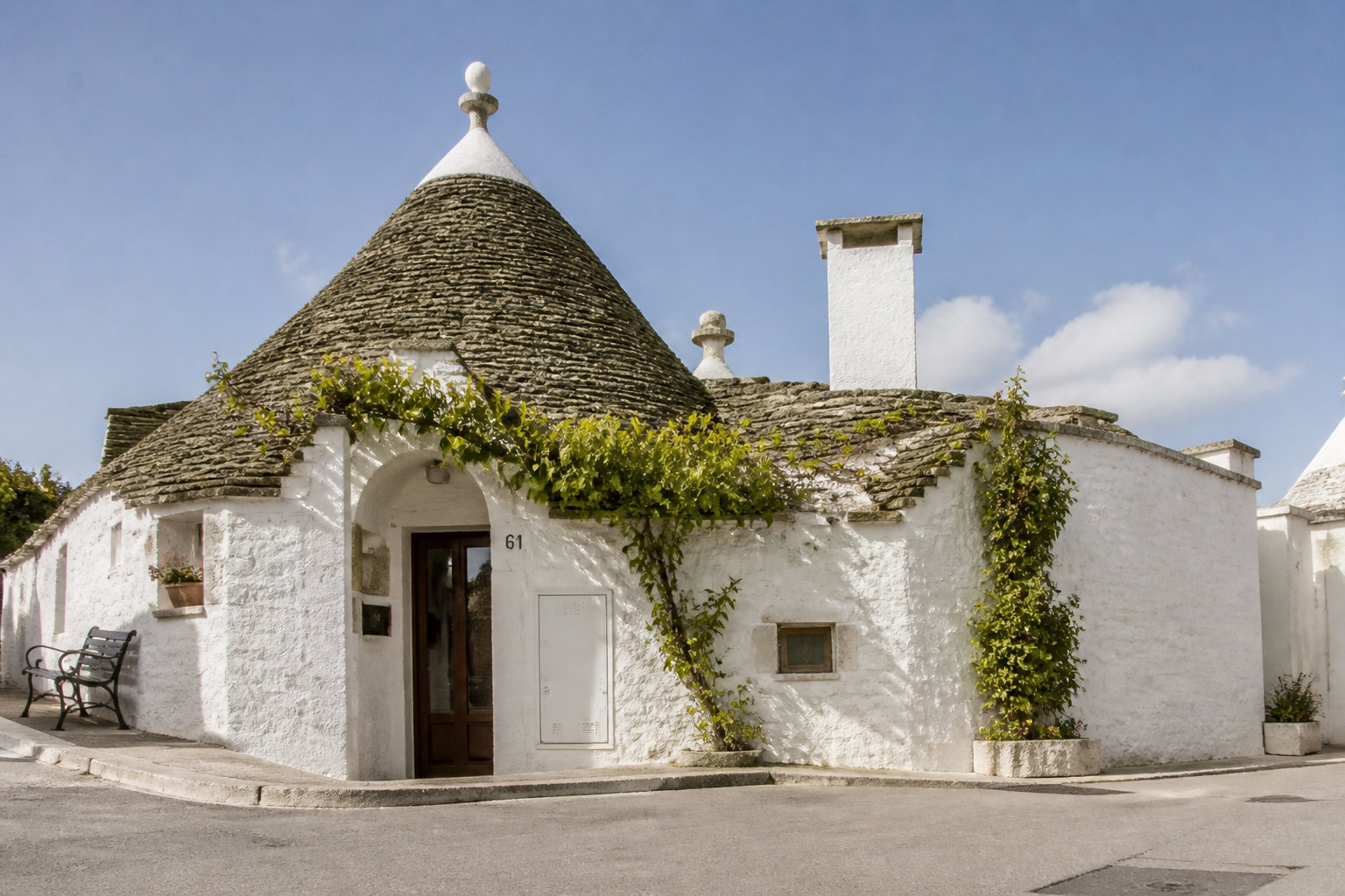 Où partir en avril depuis la Belgique 15 destinations soleil et culture 26 Les Pouilles : trulli et oliviers sous un soleil généreux