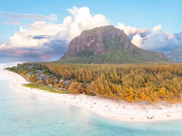 Plage et lagon turquoise au pied du Morne Brabant, vus du ciel, sur la côte sud-ouest de l'île Maurice