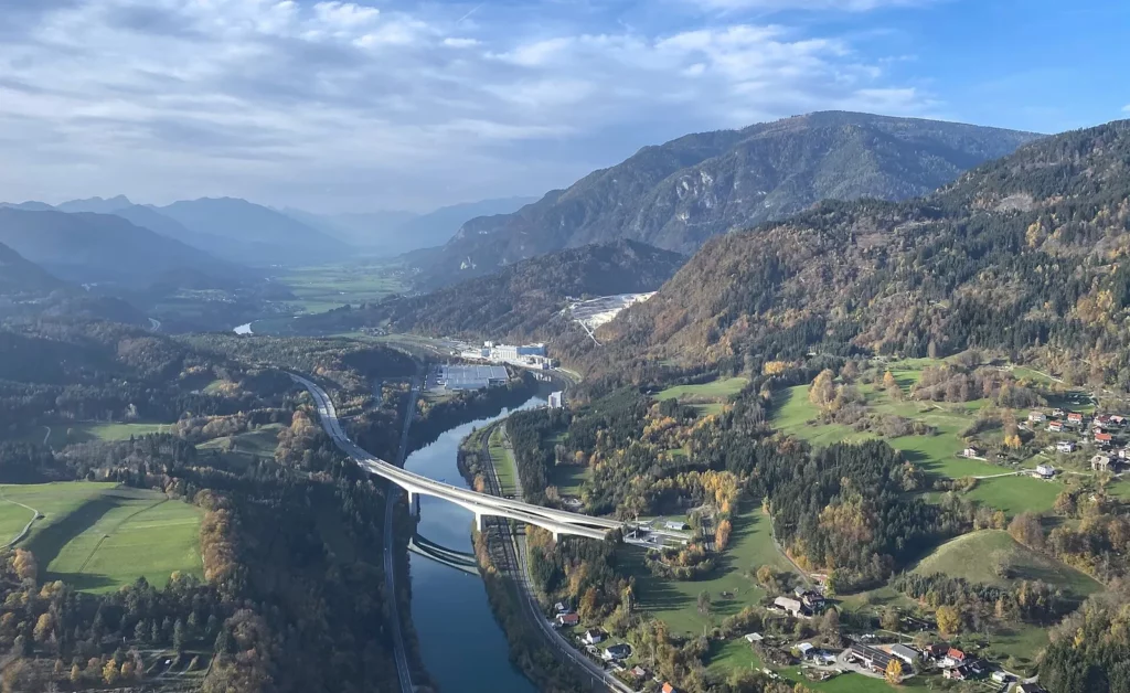 Autoroute des Tauern (A10) et son viaduc dans la vallée de la Drave en Carinthie, sur la route des Alpes vers la Slovénie