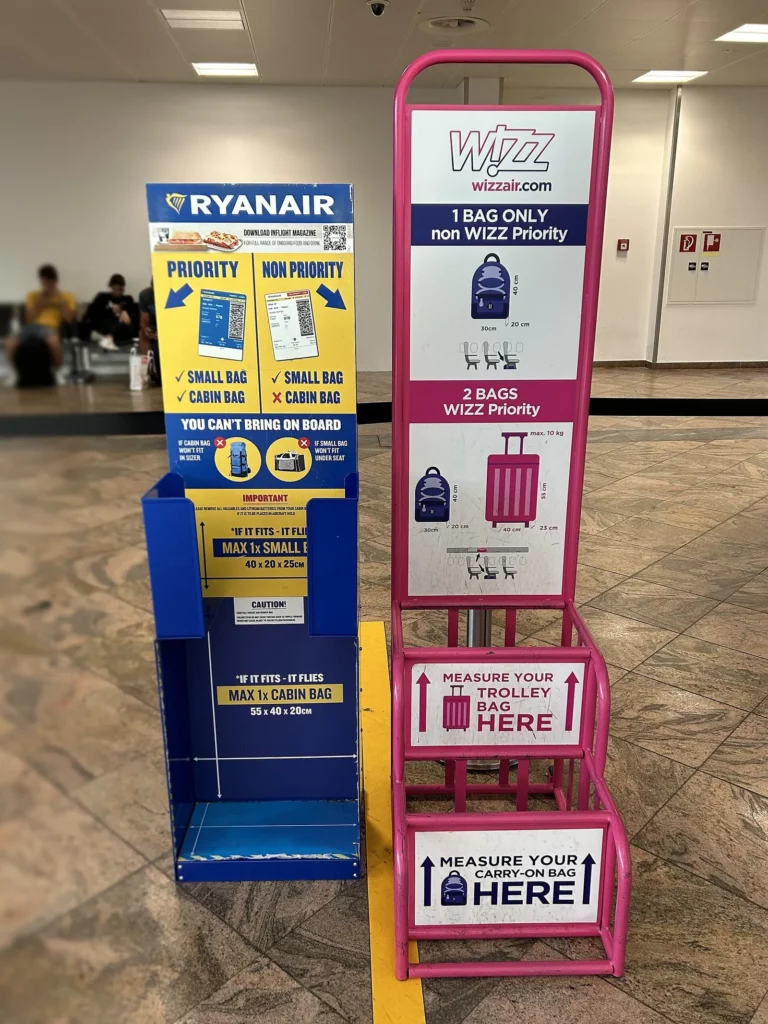 Gabarits à bagage cabine de Ryanair et Wizz Air dans un aéroport, pour vérifier les dimensions avant l'embarquement