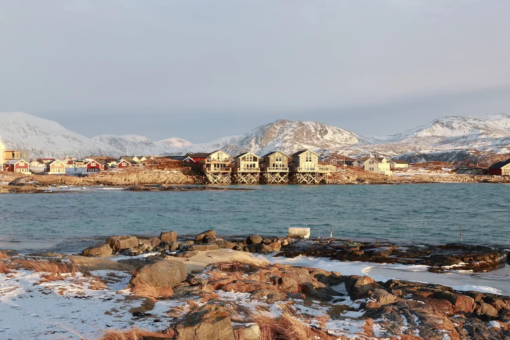 Rorbuer et rochers enneigés de Sommarøy face à la mer, île de pêcheurs à une heure de route de Tromsø en hiver