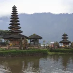 Temple Pura Ulun Danu Bratan au bord du lac Bratan à Bali, ses pagodes meru se reflétant dans l'eau au matin
