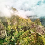 Montagnes verdoyantes et vallées en terrasses de Santo Antão, l'île des randonneurs au Cap-Vert