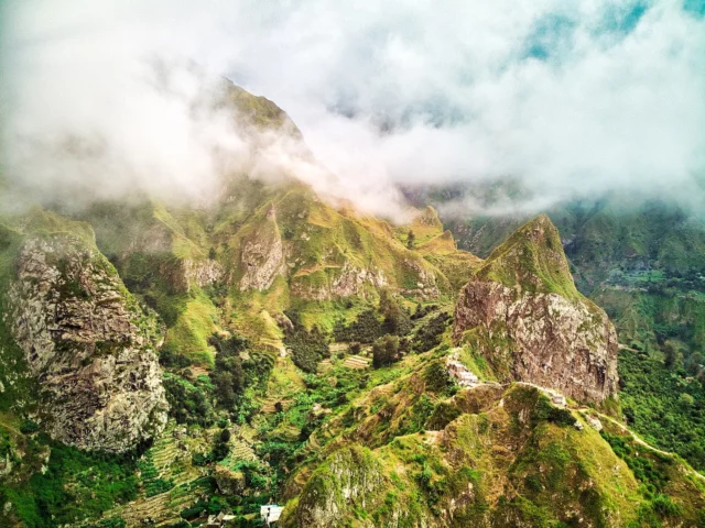 Montagnes verdoyantes et vallées en terrasses de Santo Antão, l'île des randonneurs au Cap-Vert