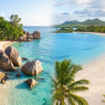 Comparaison visuelle entre une plage rocheuse des Seychelles et une plage de sable fin à l'Île Maurice.