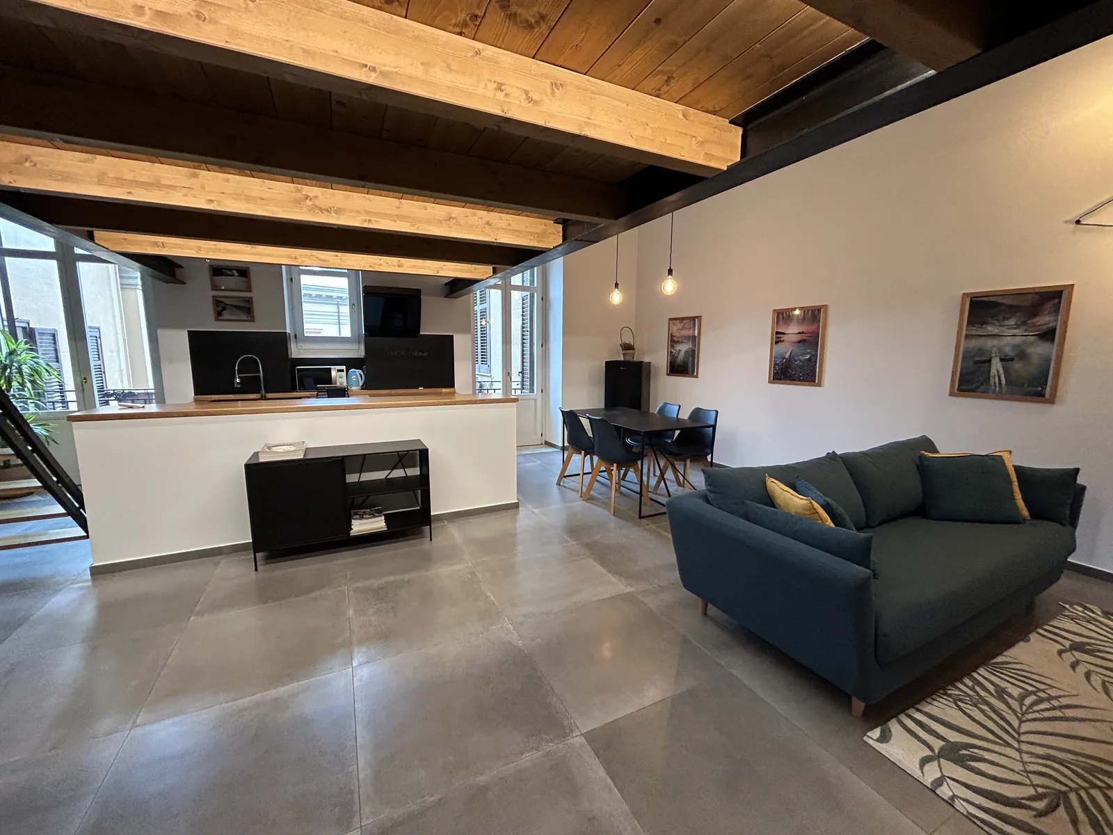 Visiter Palerme en 3 jours : mon carnet de voyage testé sur place 11 Le salon de notre Airbnb à Palerme