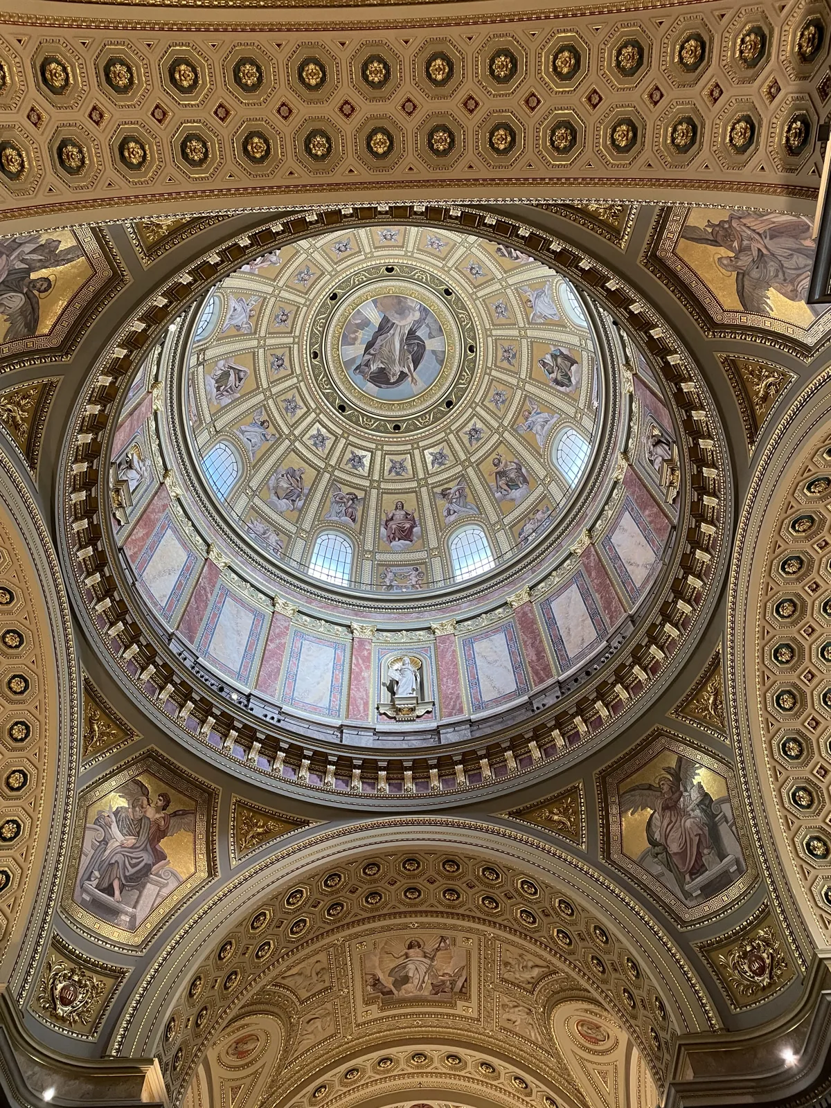 Budapest en 4 jours : mon carnet de voyage et mes bonnes adresses testées sur place 37 La coupole de la basilique Saint-Étienne vue de l'intérieur