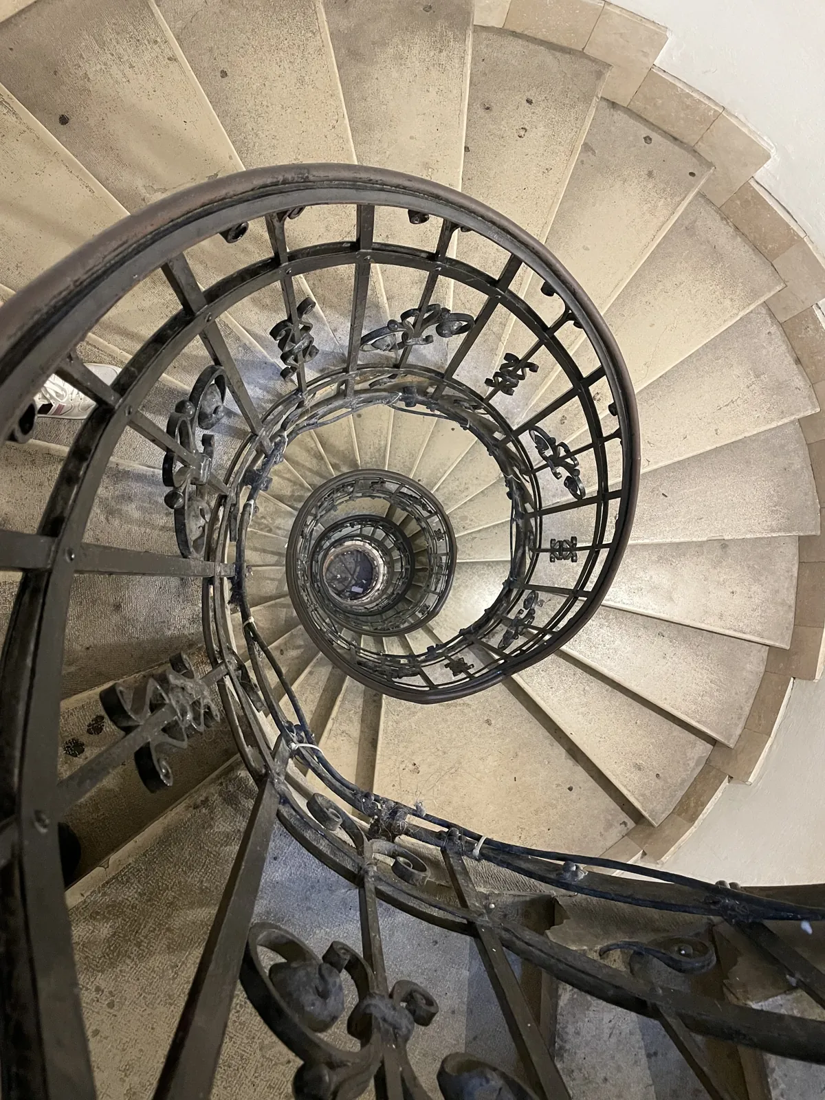 Budapest en 4 jours : mon carnet de voyage et mes bonnes adresses testées sur place 40 L'escalier en colimaçon pour monter à la terrasse panoramique
