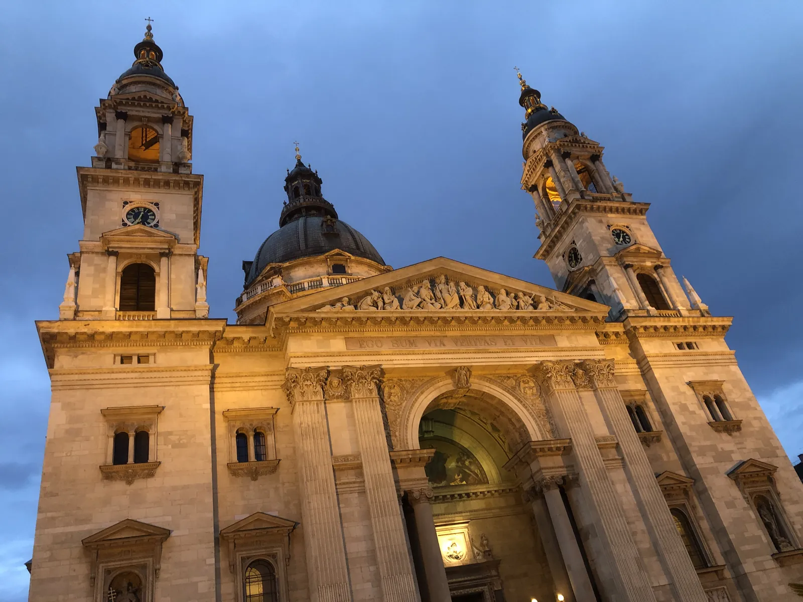 Budapest en 4 jours : mon carnet de voyage et mes bonnes adresses testées sur place 19 La façade de la basilique Saint-Étienne au crépuscule, le premier soir