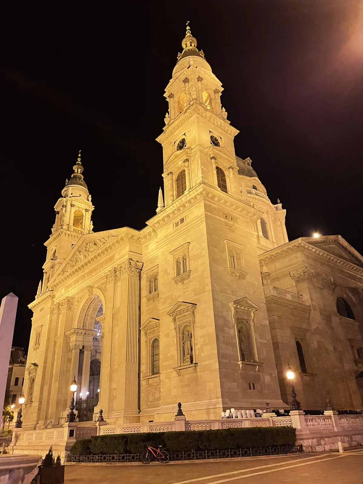 Budapest en 4 jours : mon carnet de voyage et mes bonnes adresses testées sur place 35 La basilique Saint-Étienne illuminée, en rentrant à l'hôtel