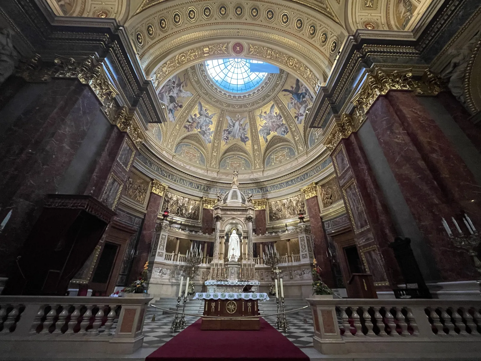 Budapest en 4 jours : mon carnet de voyage et mes bonnes adresses testées sur place 38 La nef et l'autel de la basilique, marbre rouge et dorures