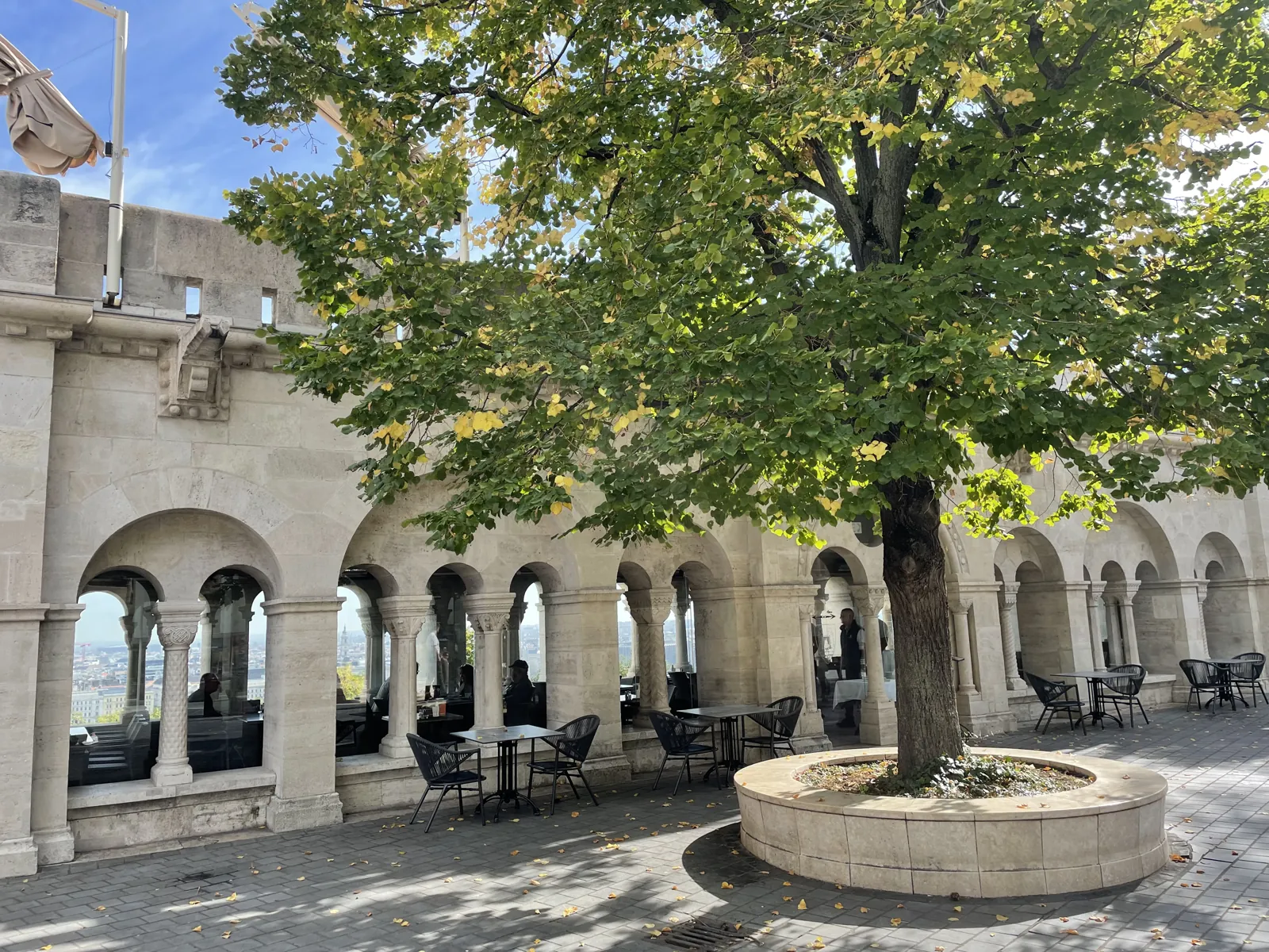 Budapest en 4 jours : mon carnet de voyage et mes bonnes adresses testées sur place 56 Les arcades du Bastion des pêcheurs et la terrasse du café
