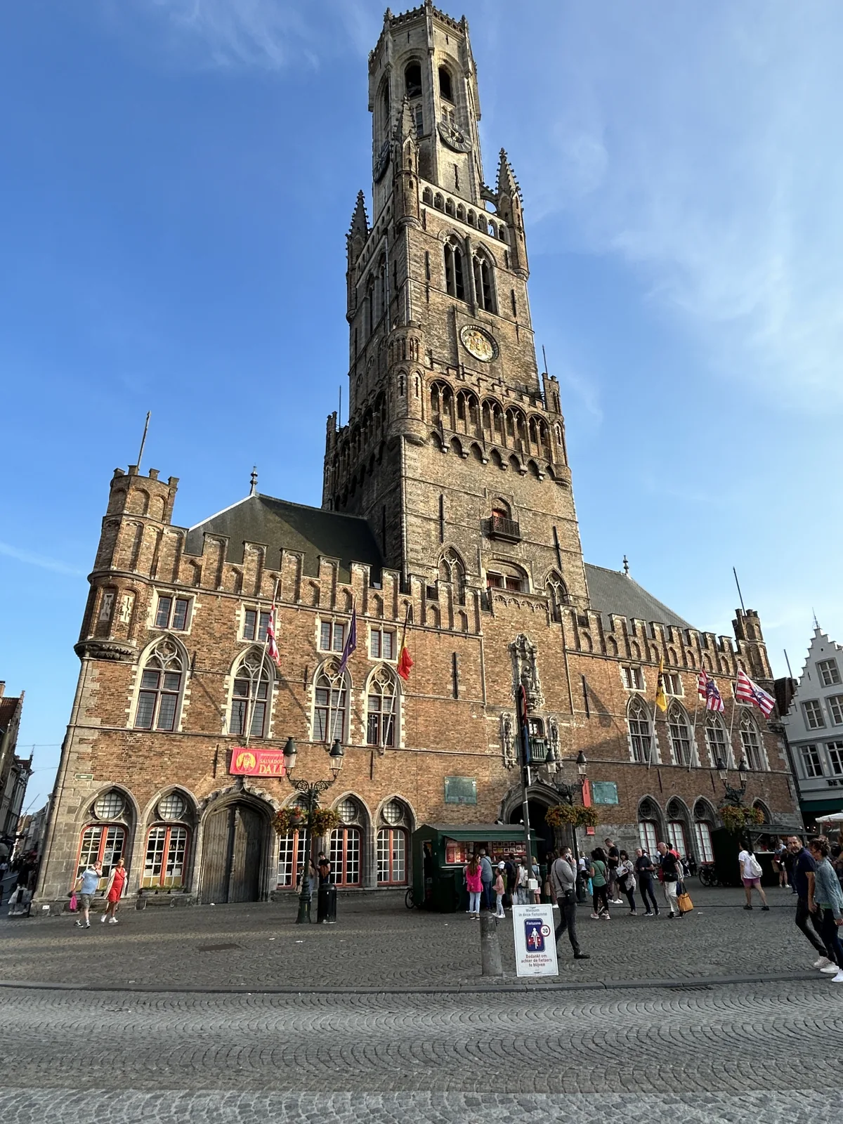 Le Beffroi de Bruges sur la Grand-Place (Markt) sous le ciel de septembre