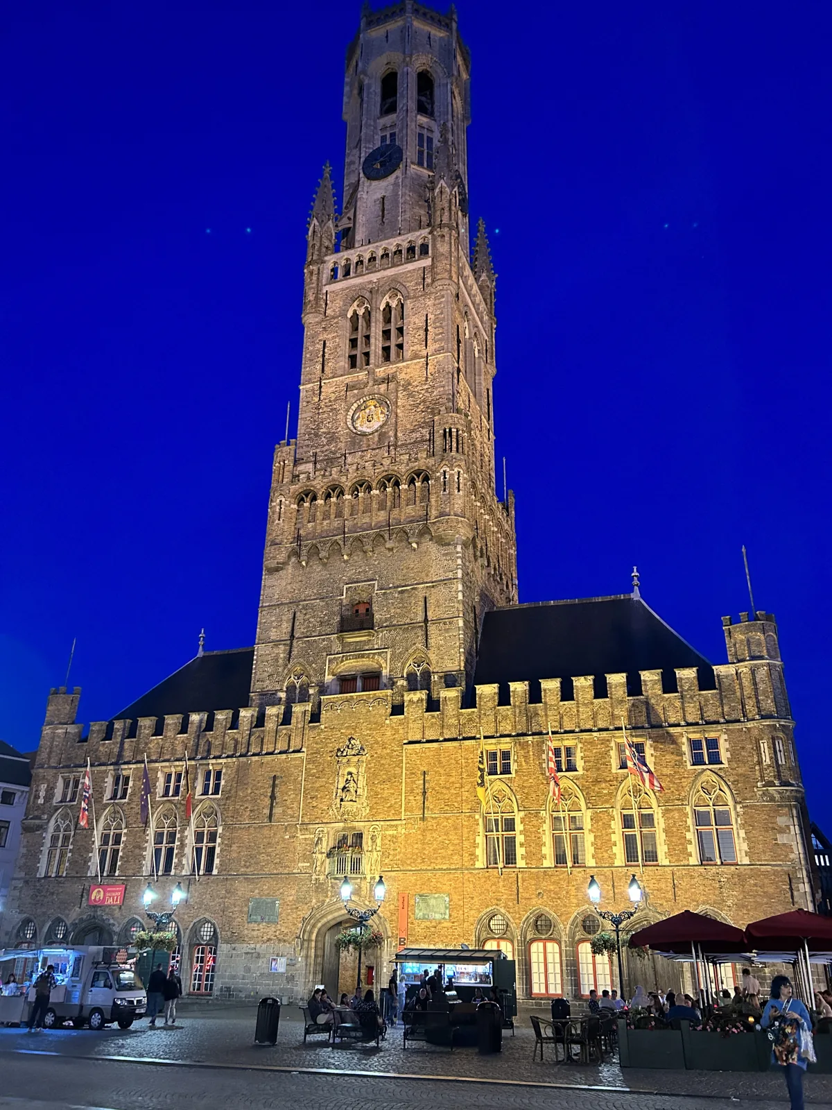 Le Beffroi de Bruges illuminé la nuit sur la Grand-Place