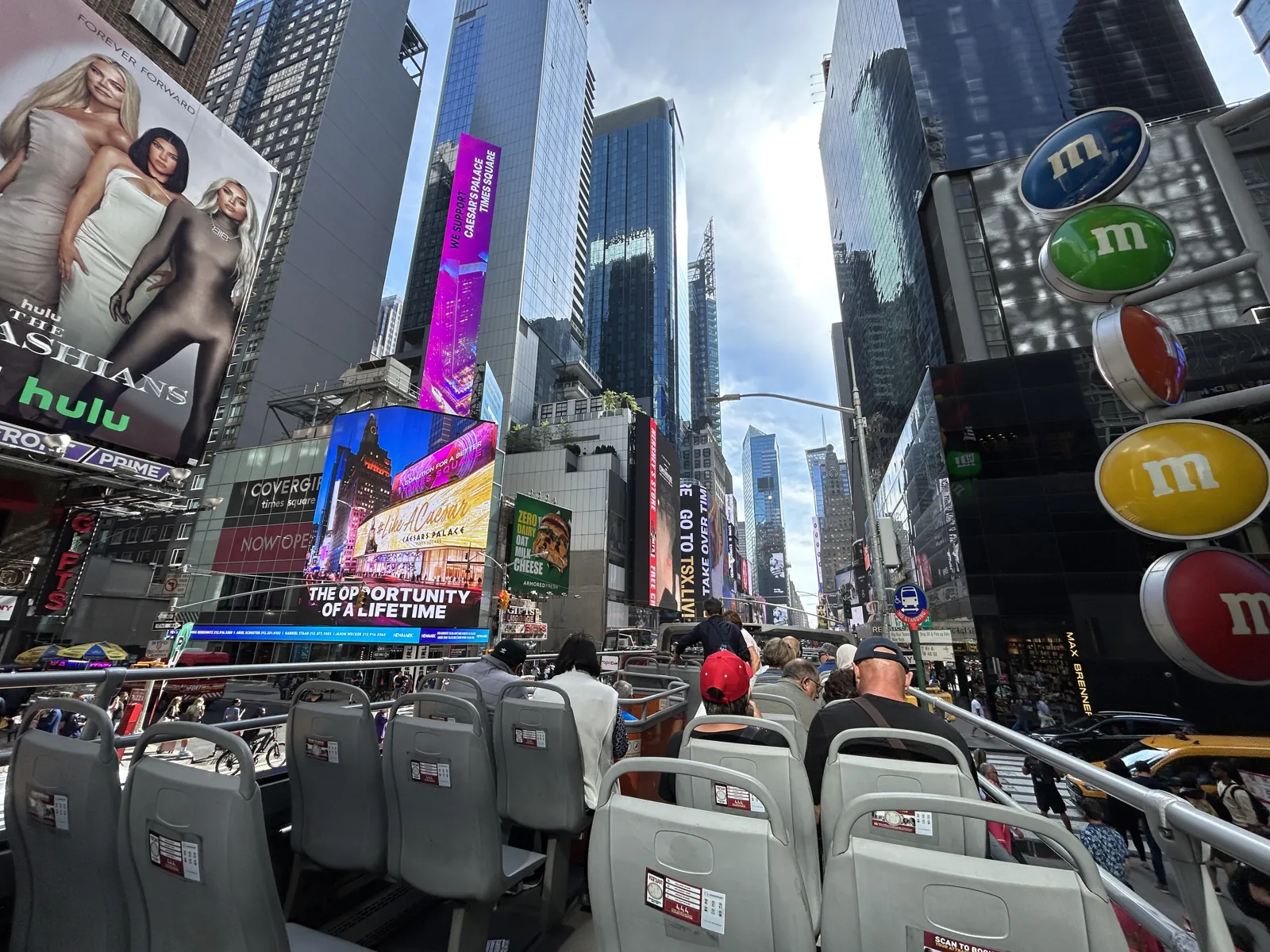 New York en 5 jours : mon carnet de voyage et mes conseils testés sur place 29 À l'étage ouvert du bus hop-on hop-off Big Bus dans Midtown
