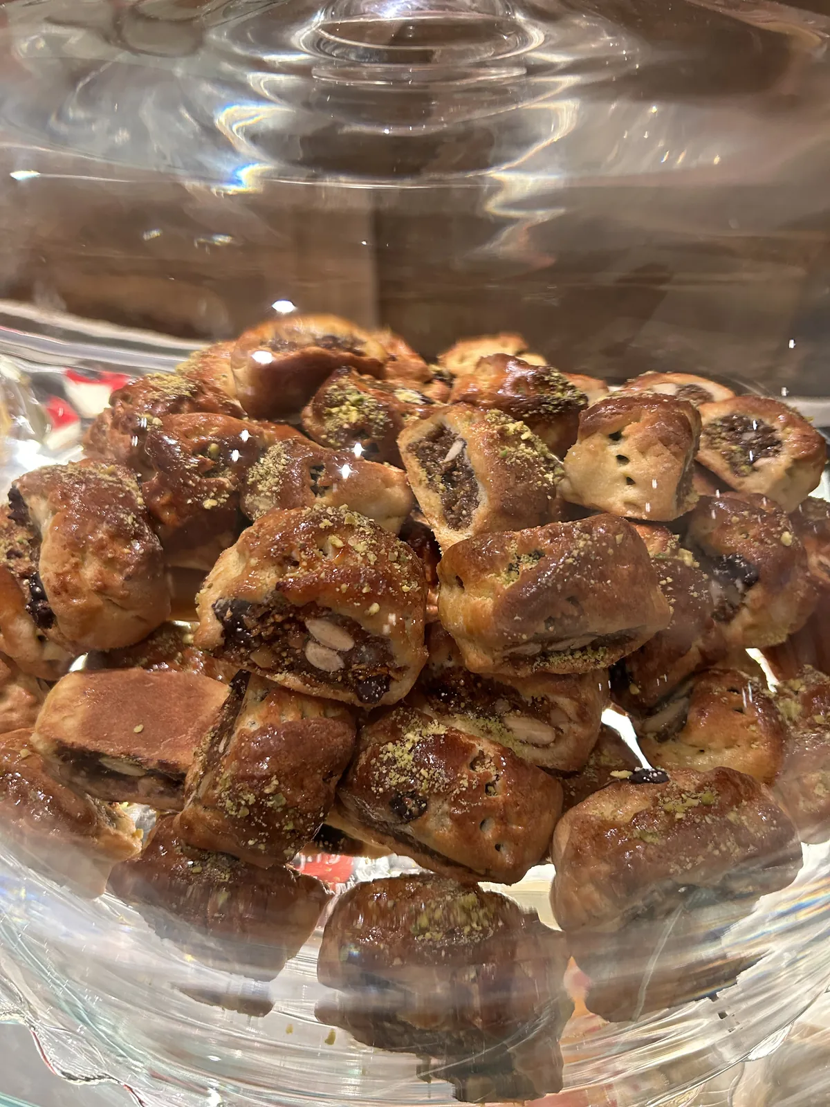 Visiter Palerme en 3 jours : mon carnet de voyage testé sur place 21 Les biscuits siciliens aux amandes et au pistache, dans leur cloche en verre