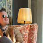 Bruges en amoureux : Mike, Globe Testeur, dans le salon de l'hôtel Dukes' Palace
