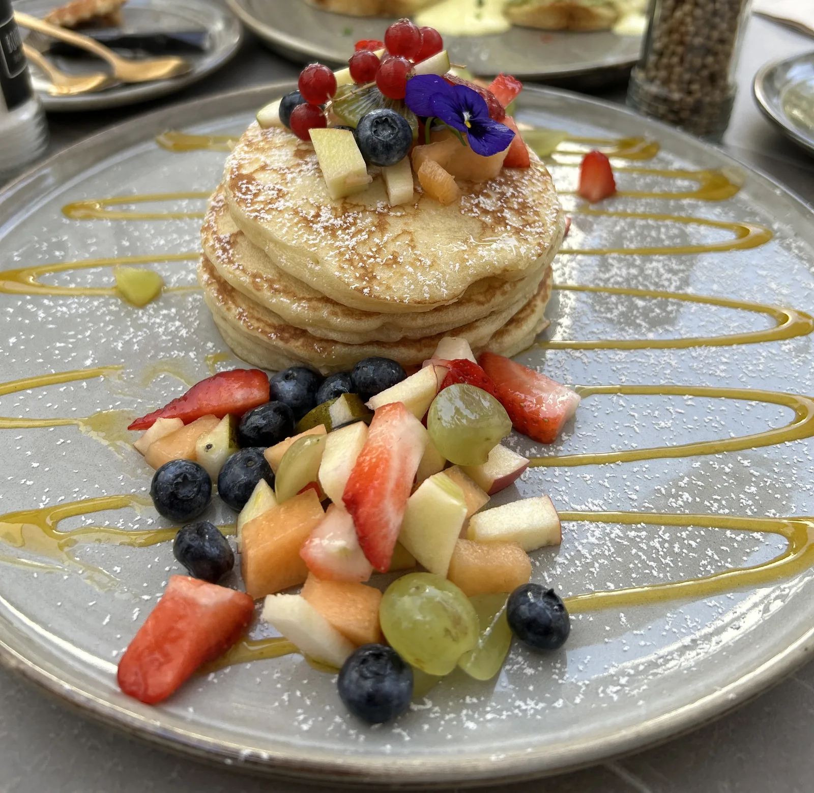 Brunch à Bruges : pancakes avec fruits frais sur une terrasse