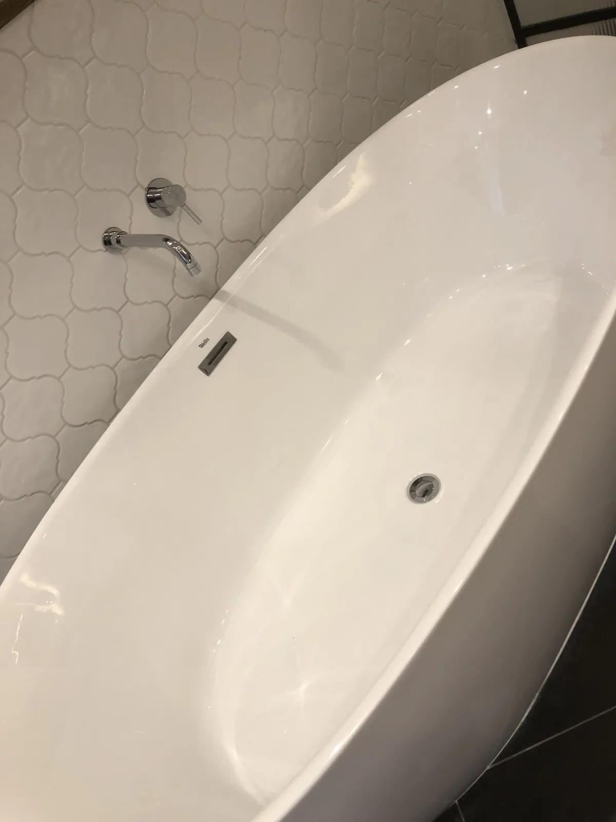 Budapest en 4 jours : mon carnet de voyage et mes bonnes adresses testées sur place 13 La baignoire îlot de la chambre au Budapest Eye Boutique Suites