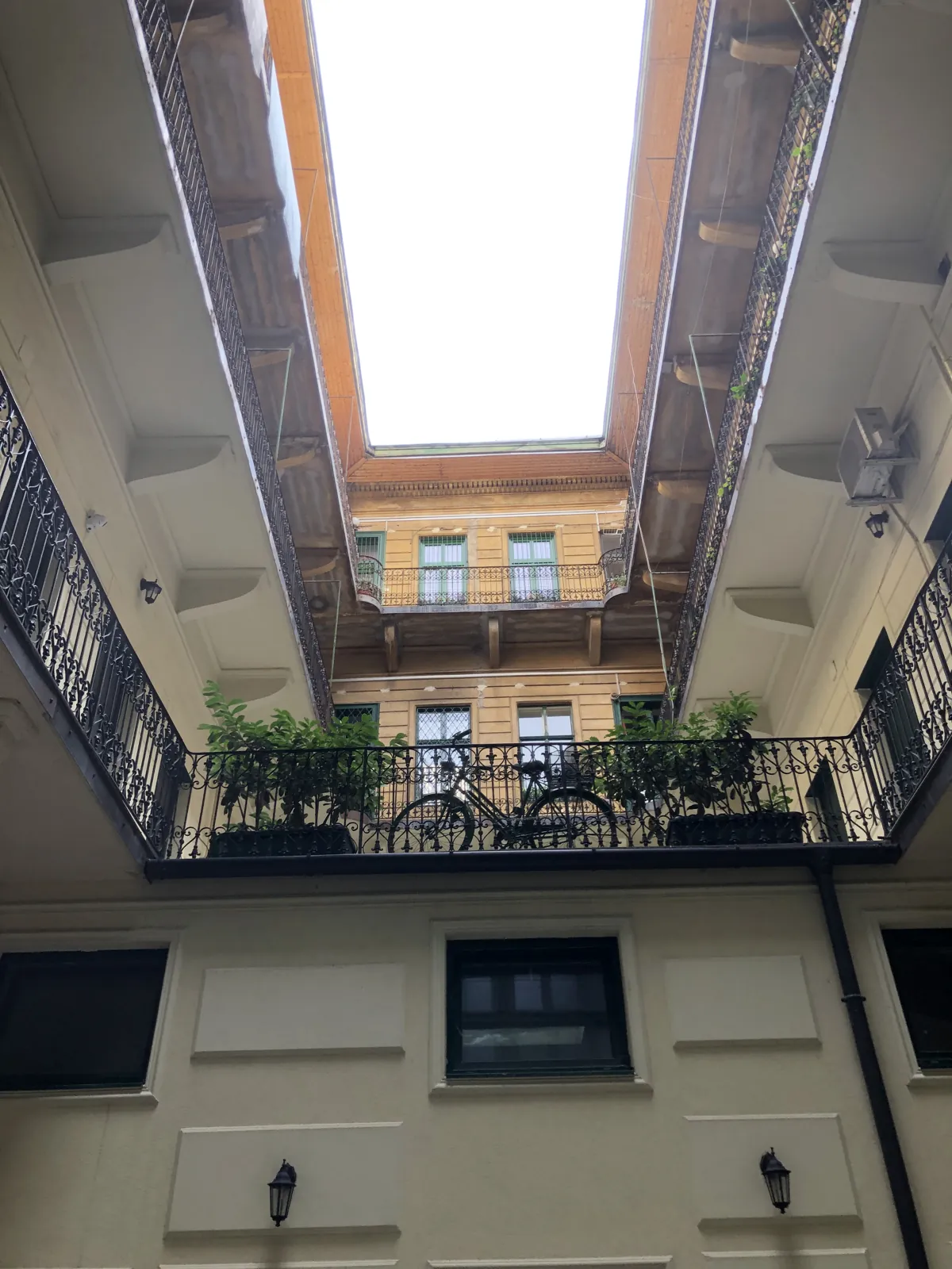 Budapest en 4 jours : mon carnet de voyage et mes bonnes adresses testées sur place 69 La cour intérieure de l'immeuble, typique des immeubles de Pest