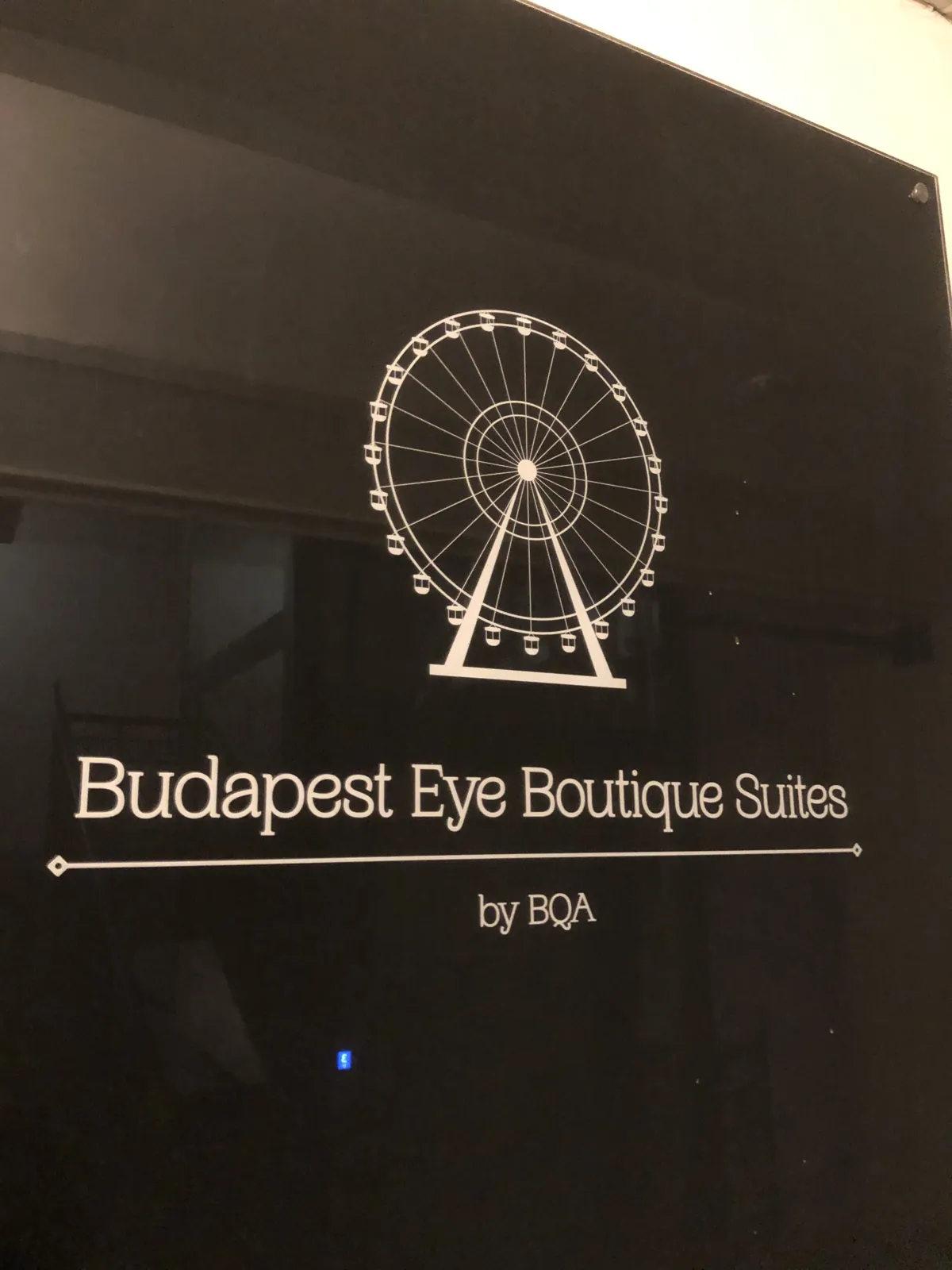 Budapest en 4 jours : mon carnet de voyage et mes bonnes adresses testées sur place 52 L'enseigne du Budapest Eye Boutique Suites by BQA, à l'entrée de l'immeuble